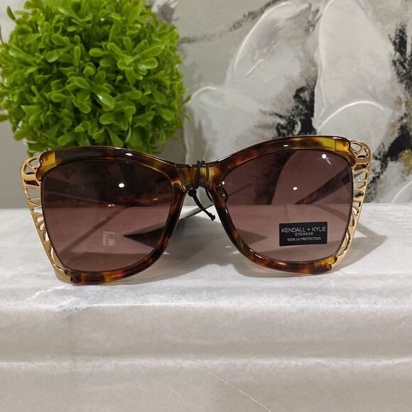 𝅺KENDALL & Kylie Butterfly Sunglasses - Picture 7 of 10